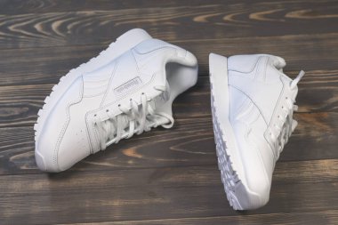 KYIV, UKRAINE - 20 Nisan 2024: Beyaz Reebok Klasik Deri Ayakkabı veya Spor Ayakkabıları.