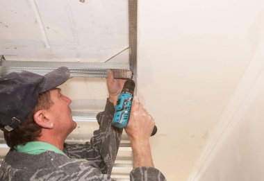 Gergin tavan için metal kalaslar. Bakım onarımı dairede tadilat yapıyor. İçerideki restorasyon.