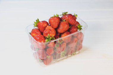 Beyaz arka planda taze kırmızı çilekler..