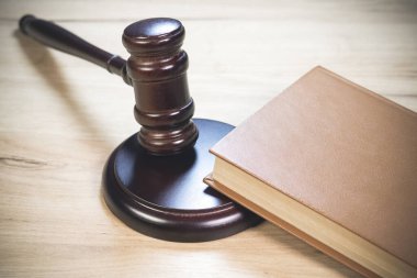 Yargıç Hammer ahşap kürsüye çıkıp karar verecek. Açık arttırma ya da avukat kararı. Hukuk ve adalet kavramı. Hukuk mahkemesi. Gavel 'in ölüm fermanını imzalaması..