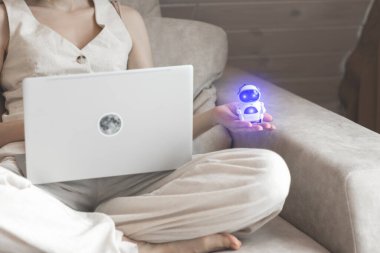 Robot kadının elinde. Gelişim için iş yardımcısıyım. Dijital Chatbot, Sohbet Asistanı, Yapay Zeka Konsepti. Modern teknoloji iş başında.