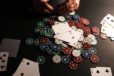Adam poker oynuyor. Kumar oynuyoruz. Boş zaman hobisi. Ellerini masanın üstüne koy..