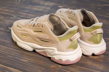 KYIV, UKRAINE - 20 Haziran 2024: Yeni Modern Adidas Orijinalleri Ozweego Celox spor ayakkabıları. Bej ve Pembe renkli spor ayakkabıları kapatın..