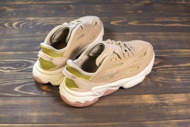 KYIV, UKRAINE - 20 Haziran 2024: Yeni Modern Adidas Orijinalleri Ozweego Celox spor ayakkabıları. Bej ve Pembe renkli spor ayakkabıları kapatın..