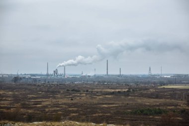 Doğanın kirliliği. Dumanlı fabrikalar. Havada tehlikeli bir duman var..
