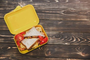 Sağlıklı sandviçlerle beslenme çantası. Domates ve kızarmış ekmek. Peynirli tavuk..