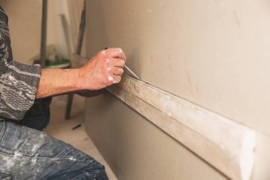 Bakım onarımı dairede tadilat yapıyor. Kabarcık seviyeli restorasyon. İşlem devam ediyor. İnsanoğlu ruh seviyesini elinde tutuyor..