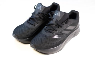 KYIV, UKRAINE - 20 Haziran 2024: Yeni Modern Adidas Duramo Sl M Wide spor ayakkabıları. Siyah spor ayakkabıları kapatın..