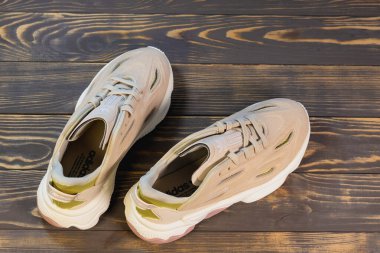 KYIV, UKRAINE - 20 Haziran 2024: Yeni Modern Adidas Orijinalleri Ozweego Celox spor ayakkabıları. Bej ve Pembe renkli spor ayakkabıları kapatın..