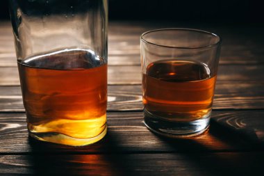 Alkolik bağımlısı. Boş şişe ve bir bardak. Tehlikeli bir alışkanlık. Sağlıksız yaşam konsepti. Sosyal sorun.