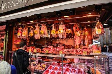 Barcelona, İspanya - 15 Ekim 2018 Barcelona 'daki La Boqueria pazarı. Jamon. Ulusal İspanyol gelenekleri.