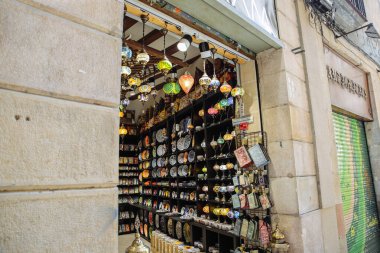 BARCELONA, İspanya - 15 Ekim 2018: Barselona şehrinde doğulu lambalar. Hediyelik eşya dükkânı..