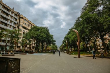 BARCELONA, İspanya - 15 Ekim 2018 Barcelona 'daki modern İspanyol sokakları. Şehir hayatı.