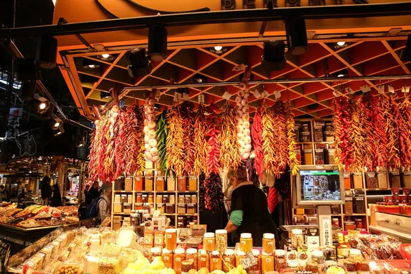 Barcelona, İspanya - 15 Ekim 2018 Barcelona 'daki La Boqueria pazarı. Meyve ve biber. Ulusal İspanyol gelenekleri.