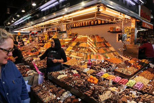 Barcelona, İspanya - 15 Ekim 2018 Barcelona 'daki La Boqueria pazarı. Şeker ve çikolata. Ulusal İspanyol gelenekleri.