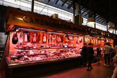 Barcelona, İspanya - 15 Ekim 2018 Barcelona 'daki La Boqueria pazarı. Jamon. Ulusal İspanyol gelenekleri.