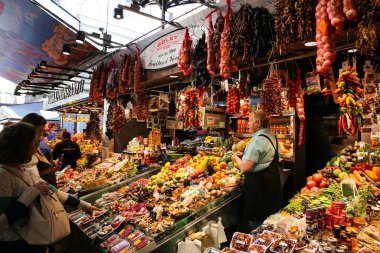 Barcelona, İspanya - 15 Ekim 2018 Barcelona 'daki La Boqueria pazarı. Fındık ve kuru meyve. Ulusal İspanyol gelenekleri.
