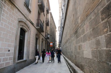 BARCELONA, İspanya - 15 Ekim 2018 Barcelona 'daki eski İspanyol sokakları. Turistlerle şehir hayatı.