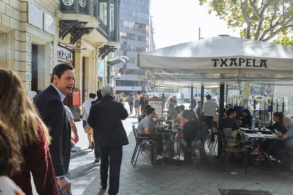 stock image BARCELONA, SPAIN - OCTOBER 15, 2018: Busy Spanish streets in Barcelona. City life. Passeig de Gracia.