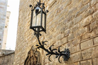 Eski kasaba mimarisinin sokak lambası..