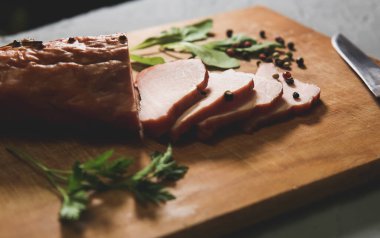 Tahta levhada lezzetli jambon var. Yeşil yapraklı ıspanaklı et. Biber baharatlı yemek fotoğrafı..