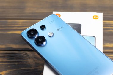KYIV, UKRAINE - 15 Eylül 2024: Modern akıllı telefon Xiaomi Redmi Note 13 ve kamera 108 Mp.resolution.