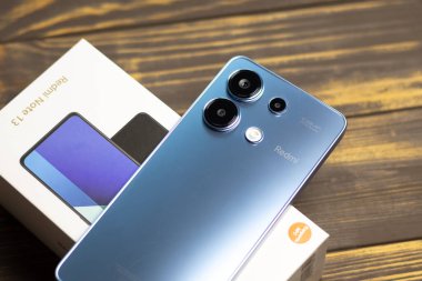 KYIV, UKRAINE - 15 Eylül 2024: Modern akıllı telefon Xiaomi Redmi Note 13 ve kamera 108 Mp.resolution.