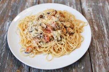 Ev yapımı İtalyan makarnası, musselss, deniz ürünleri ve parmezan. Lezzetli vejetaryen yemekleri..