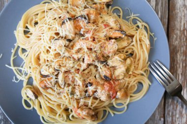 Ev yapımı İtalyan makarnası, musselss, deniz ürünleri ve parmezan. Lezzetli vejetaryen yemekleri..