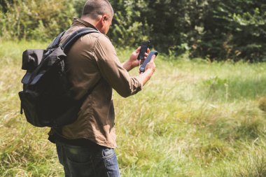 Akıllı telefonu ve şarj aleti olan bir turist yaz ormanının yolunu arıyor. Güç bankası olan adam doğada kaybolmuş. Modern teknoloji kavramı her zaman çevrimiçi ve temasta kalmalı.