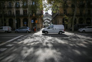 BARCELONA, İSPAN - 15 EKİM 2018: arabalarla dolu Barcelona Caddesi. İspanyol şehir hayatı fotoğrafı. Trafik vardı..