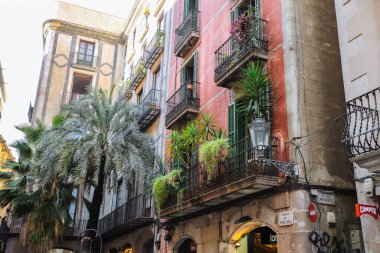 BARCELONA, İSPA - 15 Ekim 2018: balkonu ve bitkileri olan güzel bir İspanyol evi. Barselona şehir mimarisi. Otantik fotoğraf.