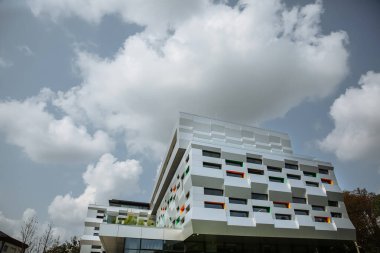 LVIV, UKRAINE - 25 Ağustos 2018: Andrey Sheptytsky merkez kütüphanesi Lviv 'deki Katolik Üniversitesi. Güneşli bir günde modern mimari binası. Modaya uygun çizgiler, cam ve pencereler.