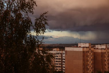 Kara yağmurlu bulutlar. Fırtınalı hava. Güzel manzara. Doğa konsepti. Apokaliptik gökyüzü. Dünyanın sonu geldi..