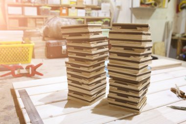 Büyük yığının üzerinde duran boş ahşap çerçeveler ve kutular. El yapımı çalışma süreci.