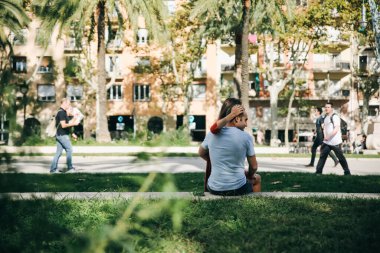 BARCELONA, İspanya - 15 Ekim 2018 Barcelona 'da Arc de Triomf yakınlarında aşık bir çift. İspanyol güneşli günü.