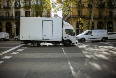 BARCELONA, İSPAN - 15 EKİM 2018: arabalarla dolu Barcelona Caddesi. İspanyol şehir hayatı fotoğrafı. Trafik vardı..