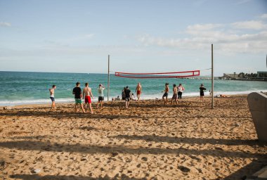 BARCELONA, İspanya - 15 Ekim 2018 Barcelona plajında voleybol oynayan insanlar. İspanyol güneşli günü.