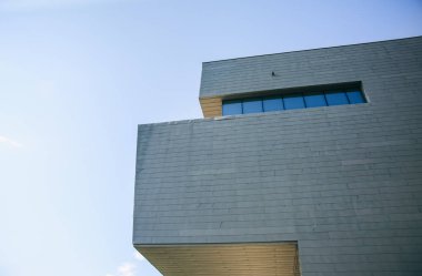 Binanın bir parçası. Mimarinin gri beton parçası. Şehir manzarası.