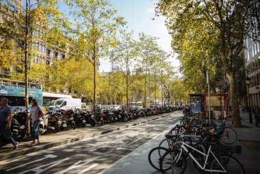 BARCELONA, İspanya - 15 Ekim 2018 Barcelona 'daki işlek İspanyol sokakları. Şehir hayatı.