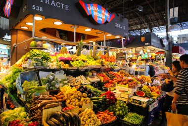 Barcelona, İspanya - 15 Ekim 2018 Barcelona 'daki La Boqueria pazarı. Egzotik meyveler, sebzeler ve bir sürü insan. Ulusal İspanyol gelenekleri.