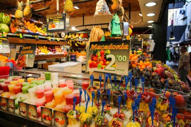 Barcelona, İspanya - 15 Ekim 2018 Barcelona 'daki La Boqueria pazarı. Egzotik meyveler ve bir sürü insan. Ulusal İspanyol gelenekleri.