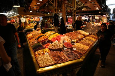 Barcelona, İspanya - 15 Ekim 2018 Barcelona 'daki La Boqueria pazarı. Fındık ve kuru meyve. Ulusal İspanyol gelenekleri.