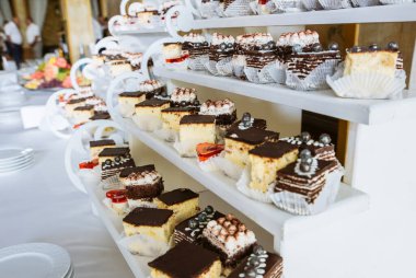 Düğün resepsiyonunda nefis bir çikolata. Çikolatalı kekler ve kekler. Tatlı kırmızı kalpler. Misafirler için tatlılar.