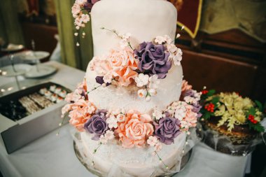 Çiçekli düğün pastası. Geleneksel hamur işi. Restoranda resepsiyon..