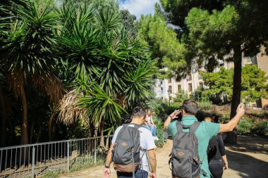 BARCELONA, İspanya - Ekim 2018: Sagrada Familia Kilisesi 'nin yakınında yürüyen turistler. Güneşli bir gün. Seyahat konsepti gezisi.