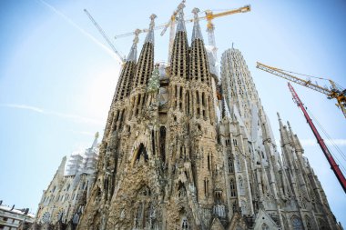 BARCELONA, İspanya - Ekim 2018 Sagrada Familia Kilisesi. Güneşli bir gün. Ünlü mimari.