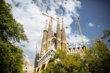 BARCELONA, İspanya - Ekim 2018 Sagrada Familia Kilisesi. Güneşli bir gün. Ünlü mimari.