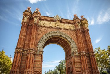 BARCELONA, İspanya - Ekim 2018: Güneşli bir günde The Arc de Triomf. Ünlü mimari.