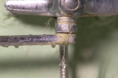 Banyodaki kırık musluk. Su damlıyor. Sızdıran musluğun tamiri. Yakın çekim görünümü.